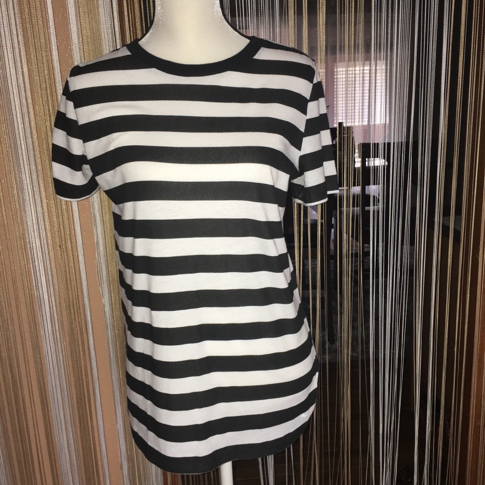 ⭐️HOST⭐️PICK ⭐️🖤Pink Victoria’s Secret 🖤T Shirt - Picture 2 of 7